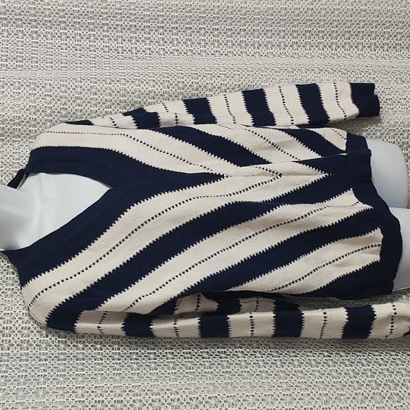 Elegant V-Neck Sweater - Navy and Cream - Picture 4 of 12